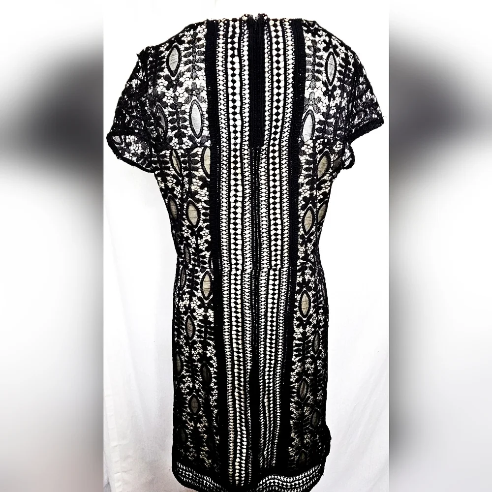 Doe & Rae Black Lace Geo Print V-Neck Short Sleeve Lined Dress Size L NWT‎